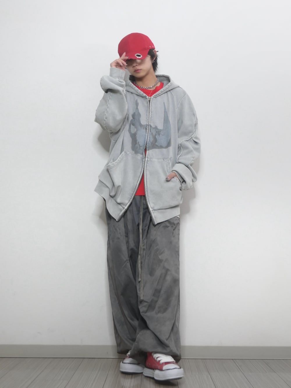 「TAKATO、GRANCY、キャップ、グレー、差し色コーデ、ピンク、赤、レッド、パーカー」｜「GRANCYの【GRANCY】EyeletDesign DamageCap  / アイレットデザイン ダメージキャップ（キャップ、レッド系）」を使った、 TAKATOさん（メンズ・172cm）の春コーディネートの1枚目の写真