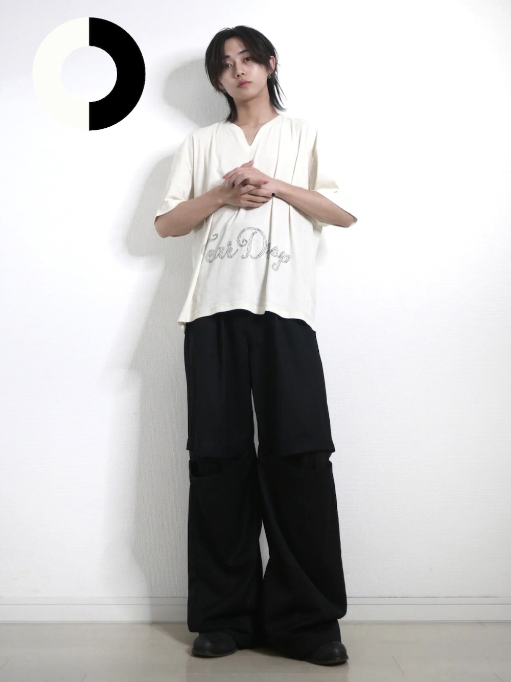 「春夏コーデ、Tシャツ、スラックス、GRANCY、新作、夏コーデ、初夏コーデ、お出かけコーデ、TAKATO、韓国ファッション、きれいめカジュアル、白Tシャツ、革靴、モノトーン」｜「Taiga Igariのアイテム（Tシャツ/カットソー、ホワイト系）」を使った、 TAKATOさん（メンズ・172cm）の春コーディネートの1枚目の写真
