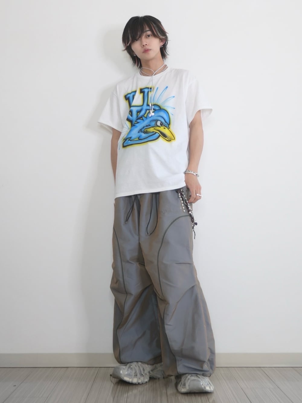 「ペイント、Tシャツ、古着MIX、ナイロンパンツ、カーゴパンツ、スニーカー、厚底シューズ、カジュアル、きれいめカジュアル、夏コーデ、WEARyouthコーデ、カジュアルコーデ、TAKATO」｜「USEDのアイテム（Tシャツ/カットソー、ホワイト系）」を使った、 TAKATOさん（メンズ・172cm）の夏コーディネートの1枚目の写真