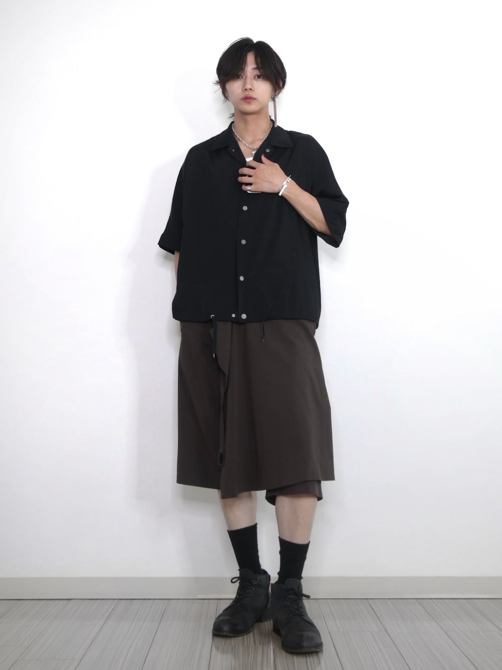 「夏コーデ、夏だ！Tシャツ着よう！、メンズファッション、ラフコーデ、オトナカジュアル、大人コーデ、ブラック、シルバーアクセサリー、夏ファッション、ショートパンツ、ブラックコーデ、シャツ好き集まれ、ハーフパンツ、半袖シャツ、TAKATO」｜「lot holonのアイテム（シャツ/ブラウス、ブラック系）」を使った、 TAKATOさん（メンズ・172cm）の夏コーディネートの1枚目の写真