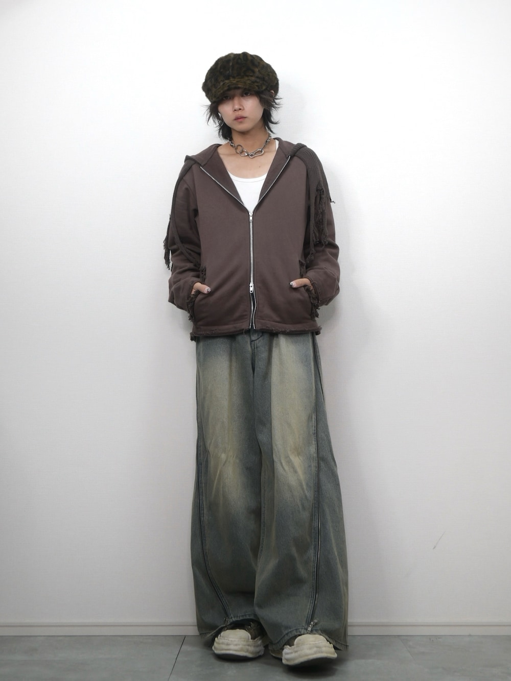 ブラウン系のパーカー、ブルー系のデニムパンツ、その他のシューズを着用したメンズの秋コーディネートの1枚目の写真