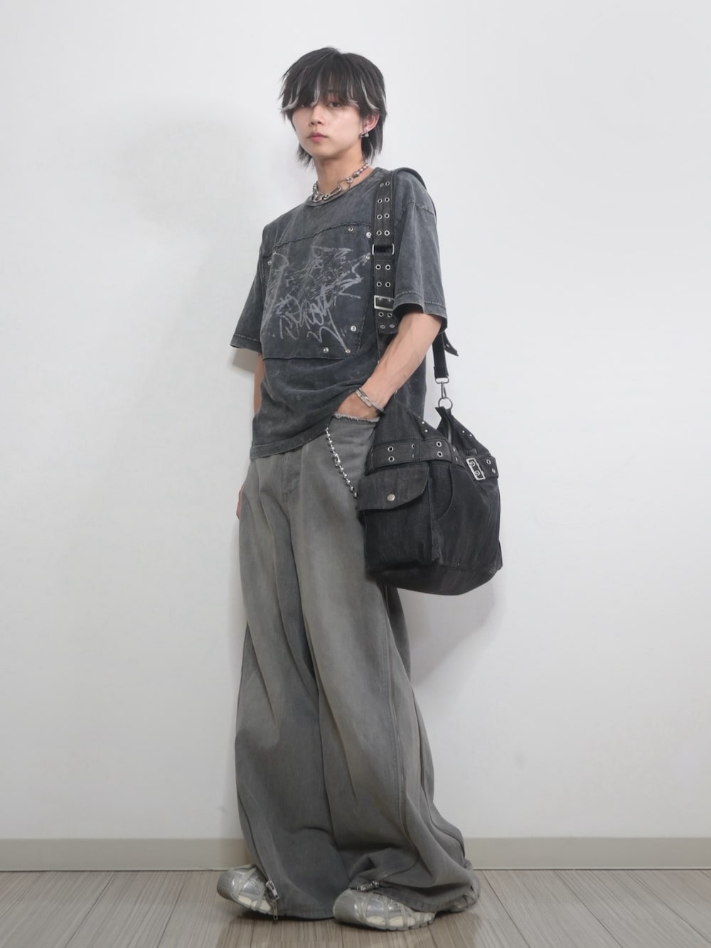 ヨッシー様 C6142 モノトーンTシャツコーデ TAKATO｜GRANCYのTシャツ/カットソーを使ったコーディネート - WEAR