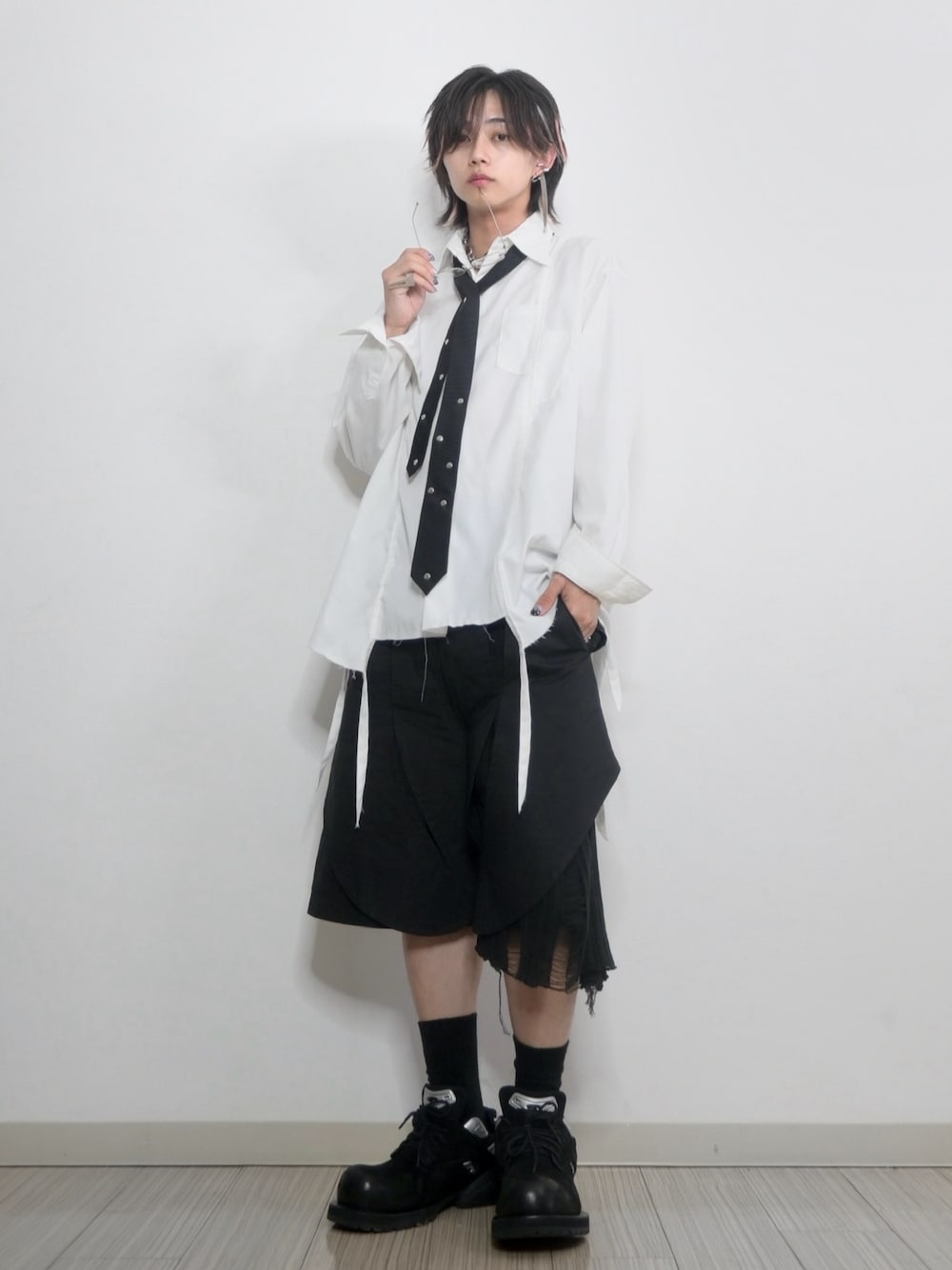 「休日スタイル、夏コーデ、秋服準備はじめました、秋服、ハーフパンツ、カジュアルコーデ、きれいめカジュアル、メンズファッション、シャツスタイル、シャツ、GRANCY、TAKATO、革靴」｜「GRANCYの【GRANCY】Damage Docking DesignShirt / ダメージ ドッキング デザインシャツ（シャツ/ブラウス、ホワイト系）」を使った、 TAKATOさん（メンズ・172cm）の夏コーディネートの1枚目の写真