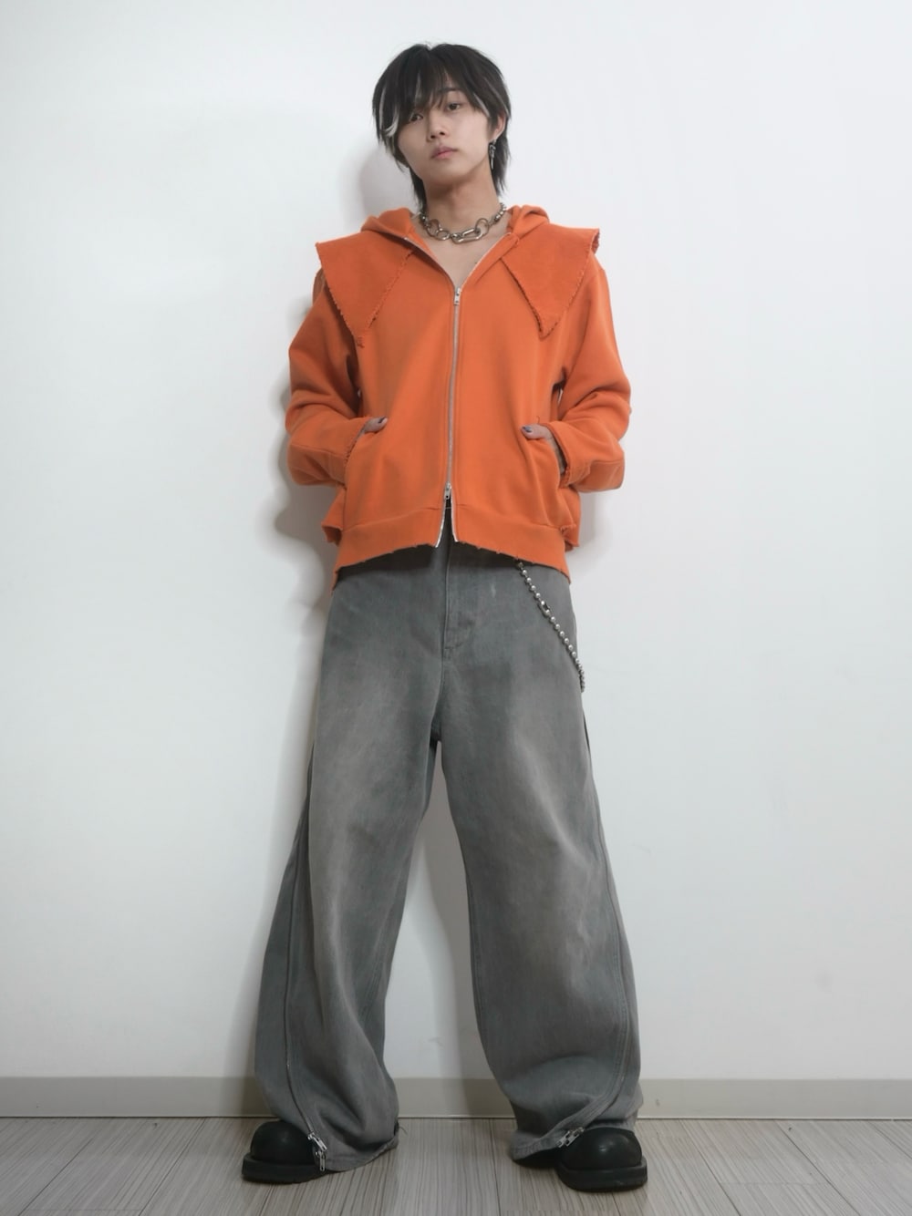 「デニム、デニムパンツ、パーカー、グレーデニム、オレンジ、グレー、大人カジュアル、秋服準備はじめました、秋服、GRANCY、TAKATO、新作」｜「GRANCYの【GRANCY】ZipDesign Buggy DenimPants / ジップデザイン バギーデニム パンツ（デニムパンツ、グレー系）」を使った、 TAKATOさん（メンズ・172cm）の夏コーディネートの1枚目の写真