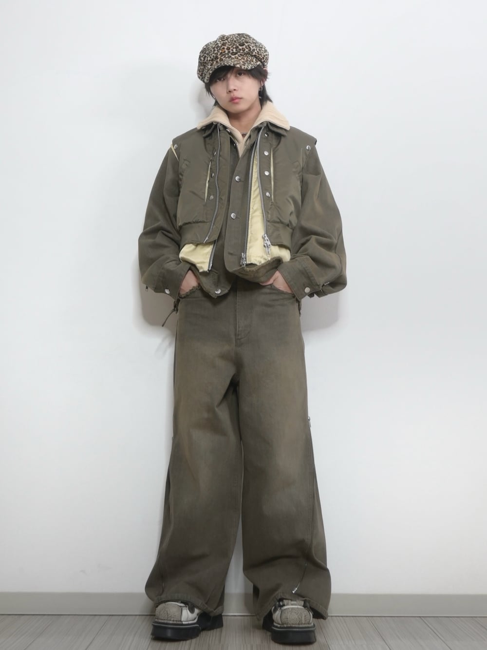 「GRANCY、TAKATO、デニムジャケット、デニムパンツ、MA-1、ネックウォーマー、ベージュ、ブラウン、アースカラー、カジュアルコーデ」｜「GRANCYの【GRANCY】ZipDesign Buggy DenimPants / ジップデザイン バギーデニム パンツ（デニムパンツ、ブラウン系）」を使った、 TAKATOさん（メンズ・172cm）の冬コーディネートの1枚目の写真