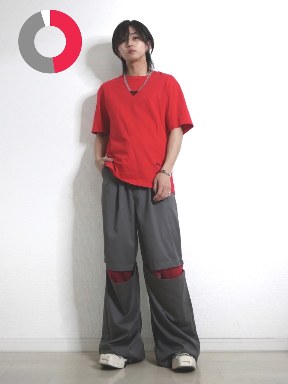「GRANCY、TAKATO、Tシャツ、スラックス、夏コーデ、春夏コーデ、きれいめカジュアル、カジュアル、シンプルコーデ、赤、グレー、スニーカー、スニーカーコーデ」｜「TOGAのアイテム（チョーカー、レッド系）」を使った、 TAKATOさん（メンズ・172cm）の春コーディネートの1枚目の写真