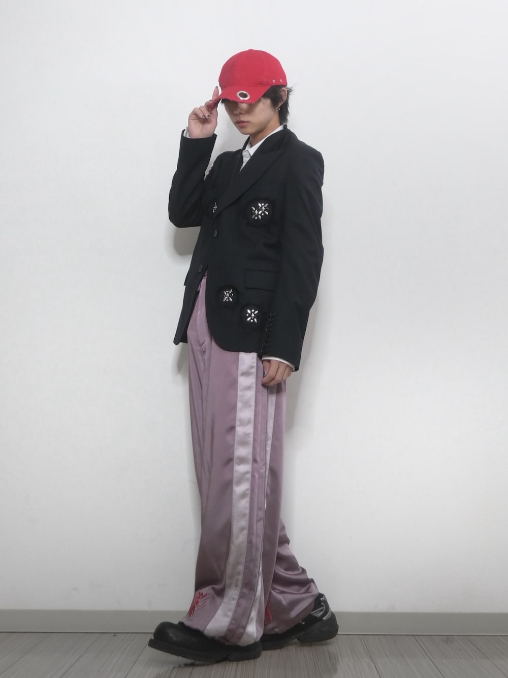 「GRANCY、TAKATO、小物、キャップ、テーラードジャケット、シャツスタイル、パンツスタイル、春コーデ、春、キレイめ、春色、やっぱり帽子が好き」｜「MASUの【MASU/エムエーエスユー】STUDS TAILORED JACKET（テーラードジャケット、ブラック系）」を使った、 TAKATOさん（メンズ・172cm）の春コーディネートの1枚目の写真