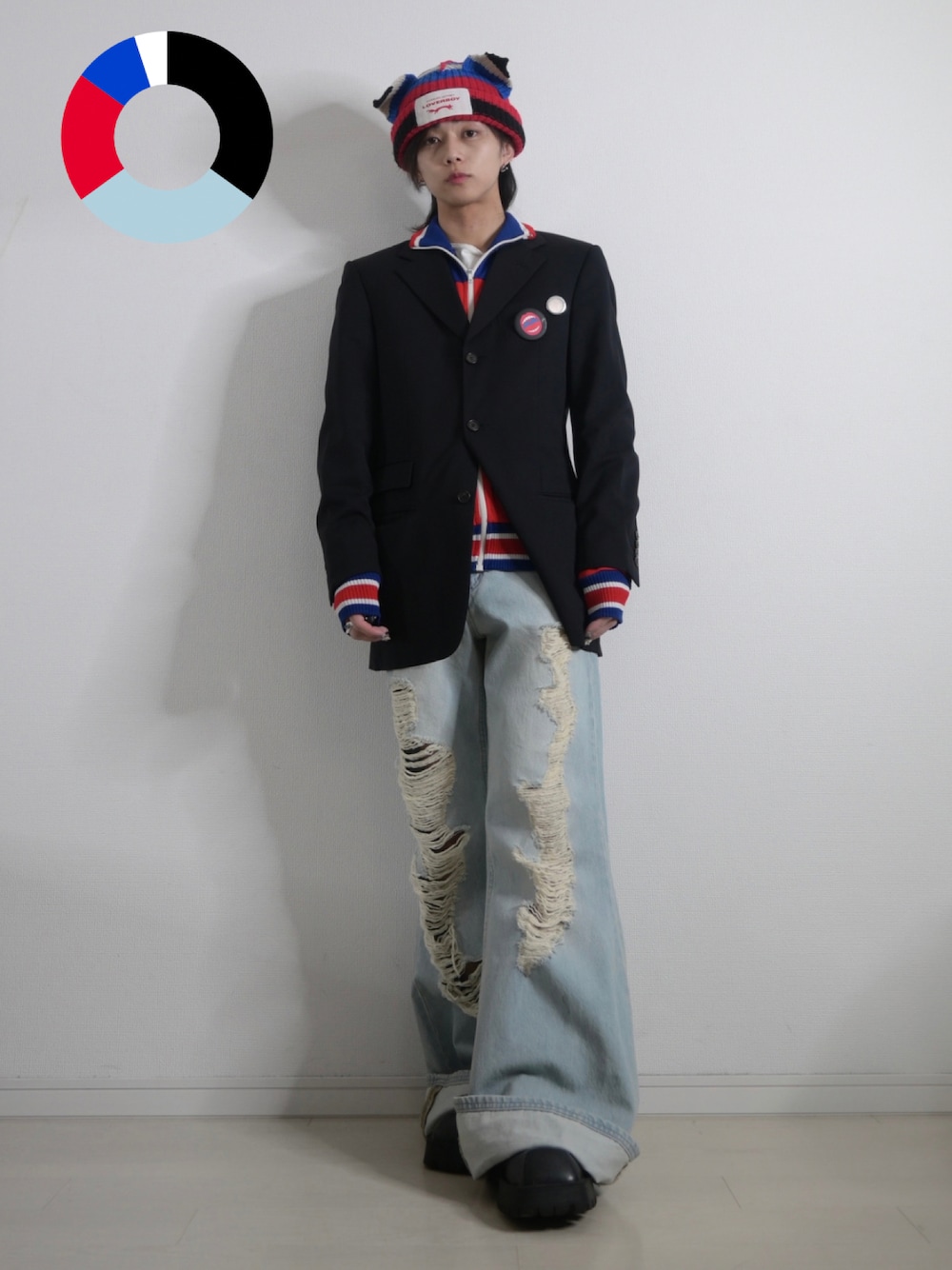 「カジュアルコーデ、ブラック、古着MIX、古着、トラックジャケット、デニム、フレアパンツ、きれいめカジュアル、TAKATO、スニーカー、春服コーデ、ボーダー、古着コーデ、WEARyouthコーデ、春のNewスタイル」｜「Charles Jeffrey Loverboyのアイテム（ニットキャップ/ビーニー、レッド系）」を使った、 TAKATOさん（メンズ・172cm）の春コーディネートの1枚目の写真