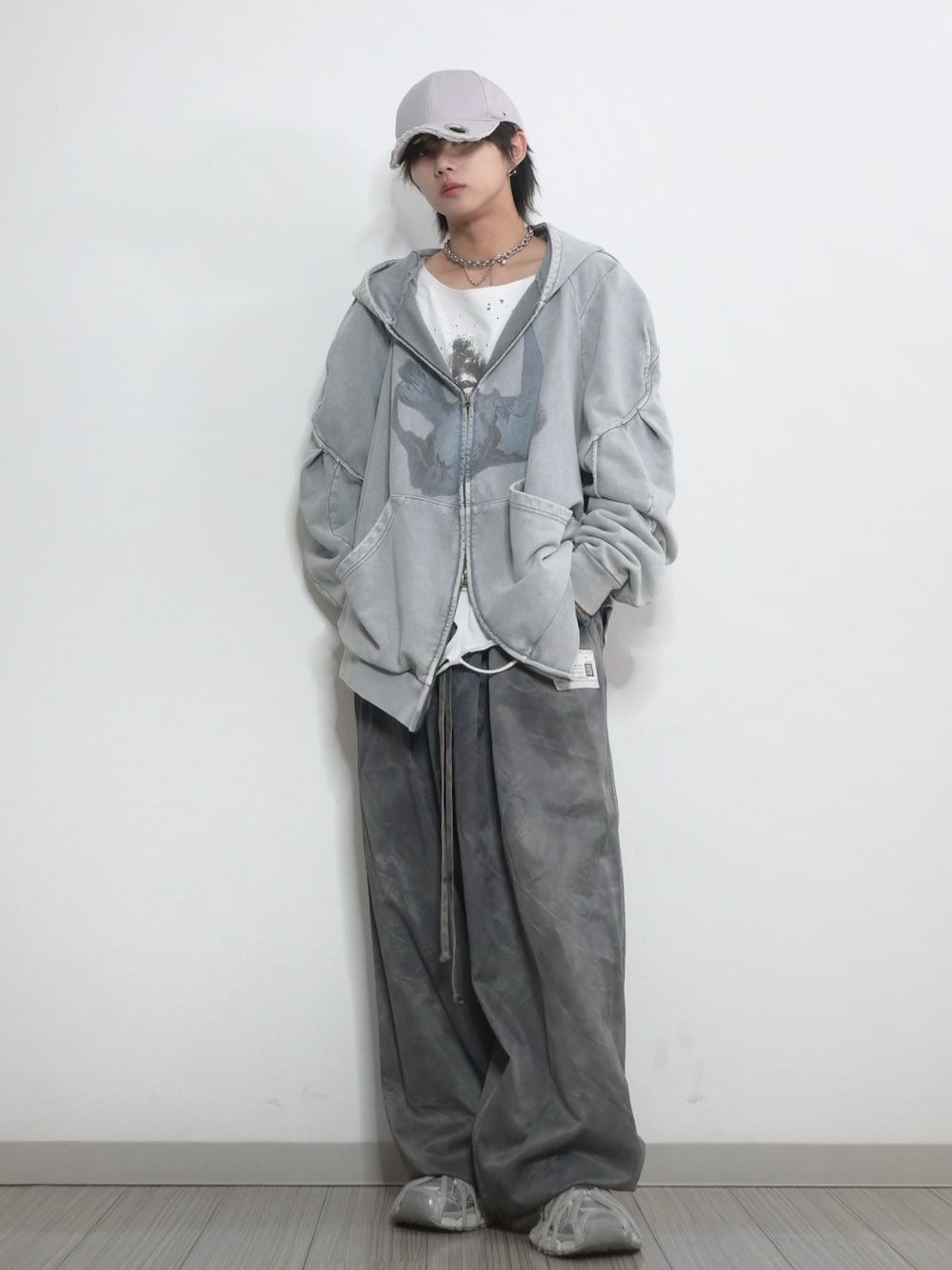 「キャップ、パーカー、オーバーサイズ、ロンT、サテンパンツ、ワイドパンツ、厚底シューズ、ラフコーデ、ラフ、GRANCY、TAKATO」｜「GRANCYの【GRANCY】EyeletDesign DamageCap  / アイレットデザイン ダメージキャップ（キャップ、グレー系）」を使った、 TAKATOさん（メンズ・172cm）の秋コーディネートの1枚目の写真