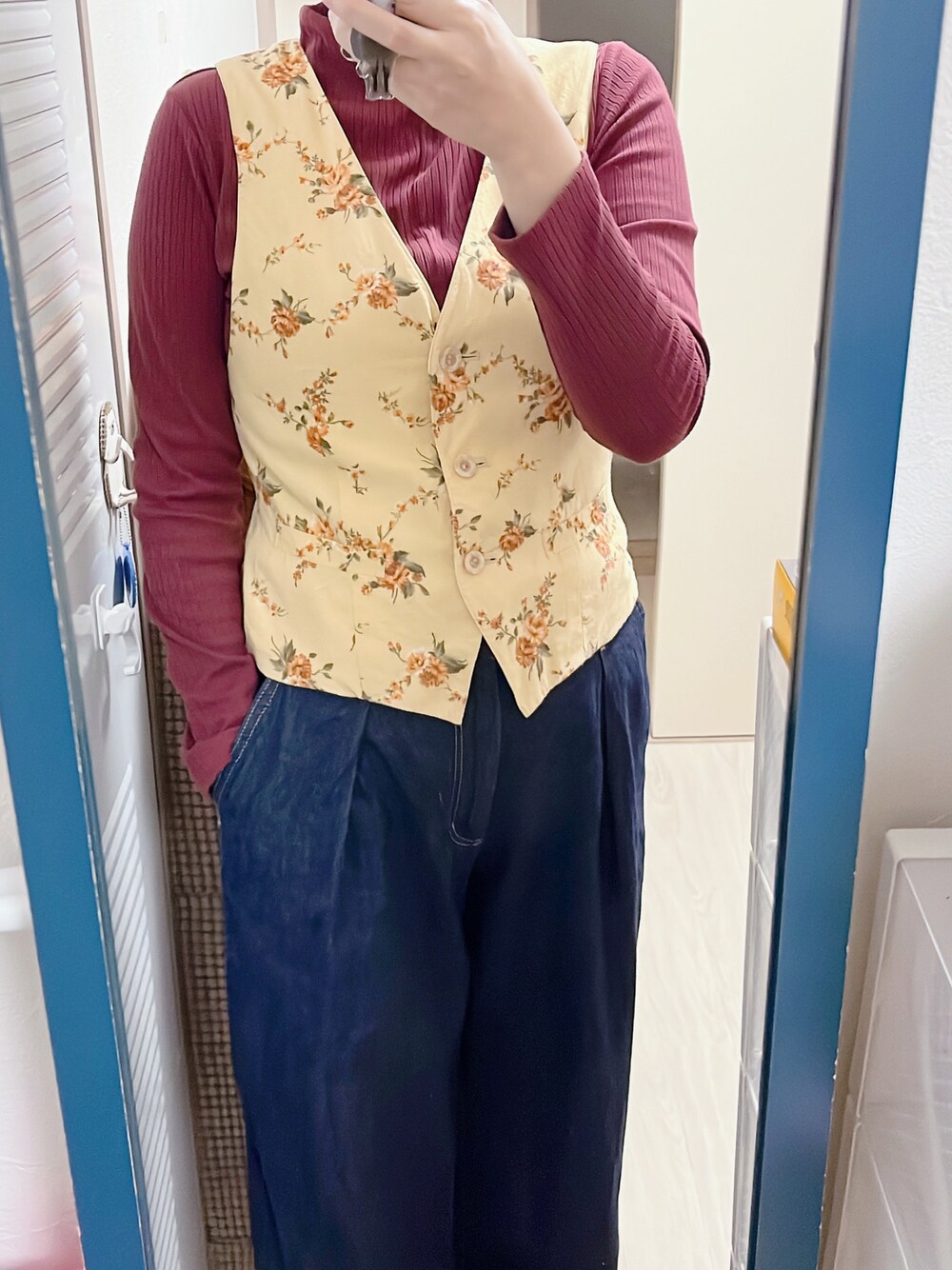 「秋服準備はじめました、ベスト、秋色コーデ、デニムパンツ」｜「しまむらのアイテム（Tシャツ/カットソー、レッド系）」を使った、amiruri184さん（骨格ウェーブ・レディース・164cm）の秋コーディネートの1枚目の写真