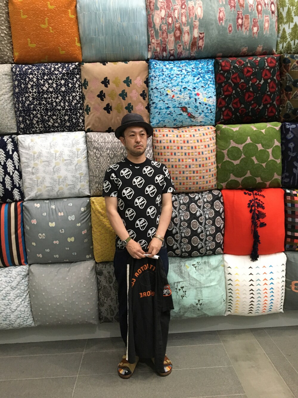 「兵庫県立美術館、ミナペルホネン」｜「BUCOのアイテム（Tシャツ/カットソー、ブラック系）」を使った、☆美鉈Lowwwさん（メンズ・173cm）の春コーディネートの1枚目の写真