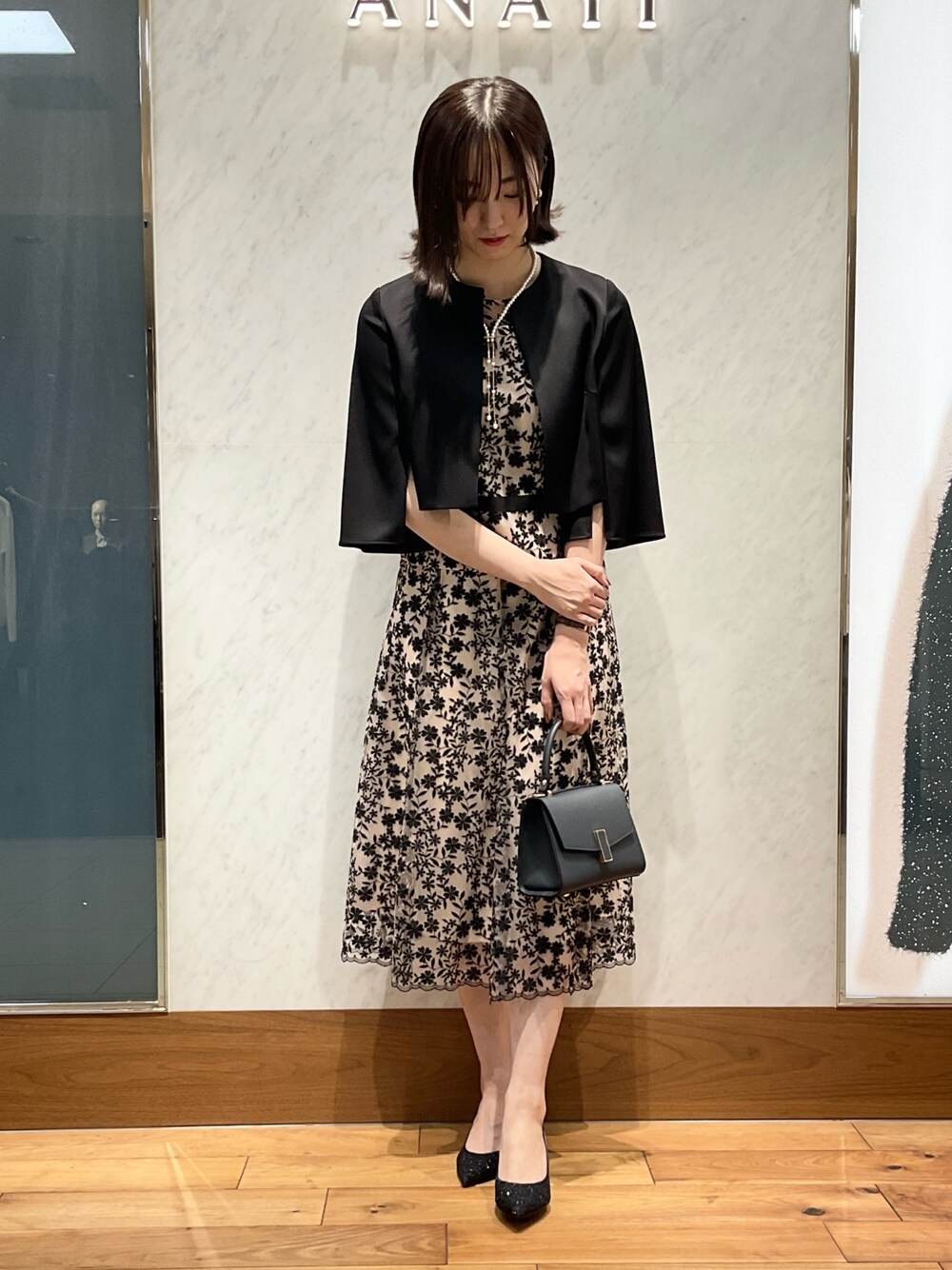 「ワンピース、結婚式、エレガント、二次会コーデ、お呼ばれコーデ、結婚式 ワンピース、ボレロ、結婚式コーデ、お呼ばれドレス、アナイ(ANAYI)」｜「ANAYIのコンビミニハンドバッグ（トートバッグ、ブルー系）」を使った、Yamazawa.aさん（レディース・167cm）の冬コーディネートの1枚目の写真