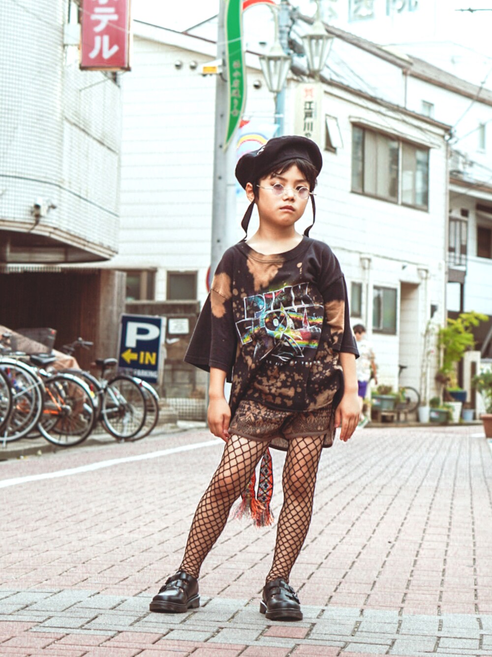 ブラック系のTシャツ/カットソー、ブラウン系のその他パンツ、ブラック系のその他シューズを着用したキッズの夏コーディネートの1枚目の写真