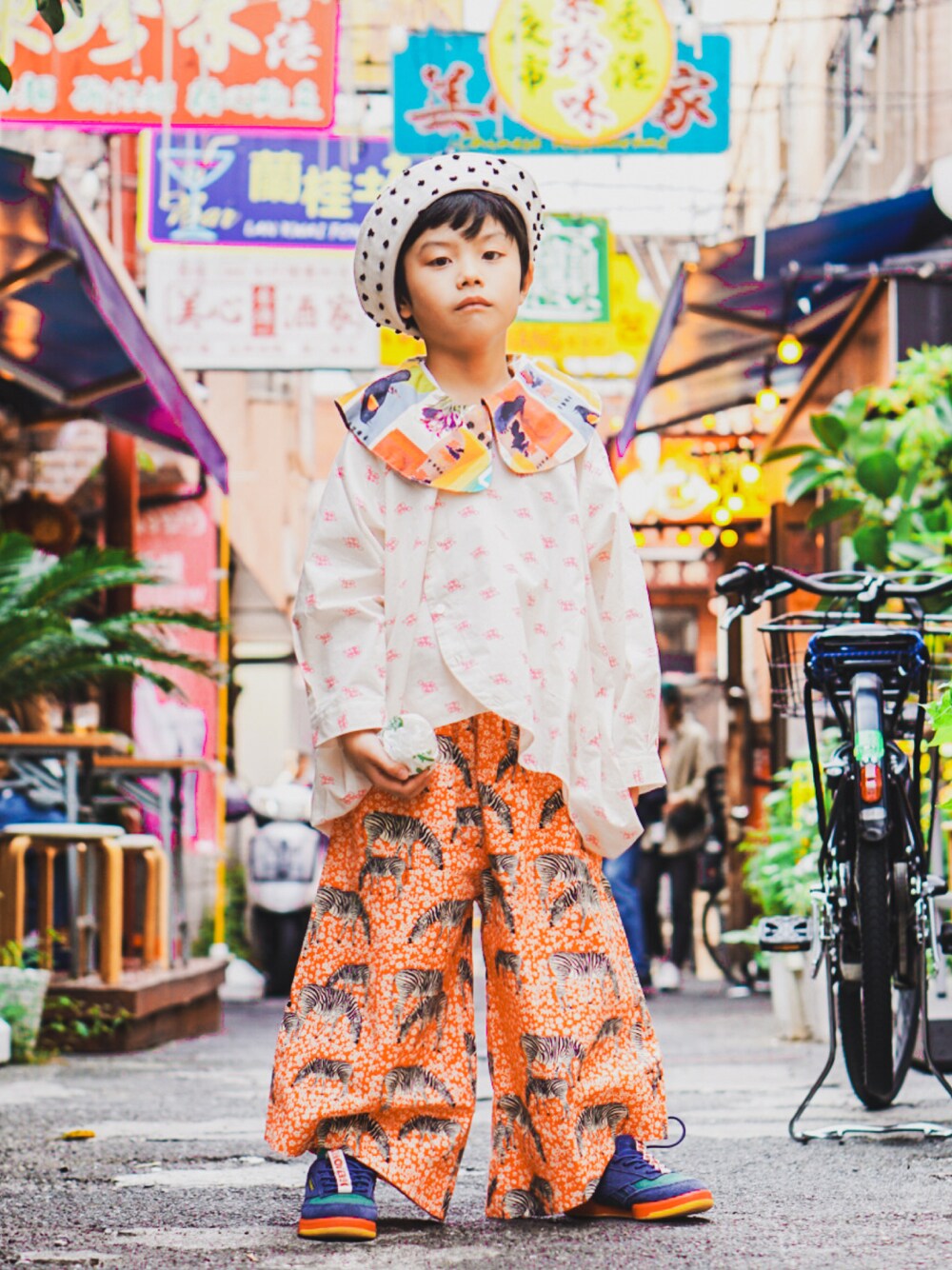 ホワイト系のトップス、その他のその他パンツ、その他のスニーカーを着用したキッズの秋コーディネートの1枚目の写真