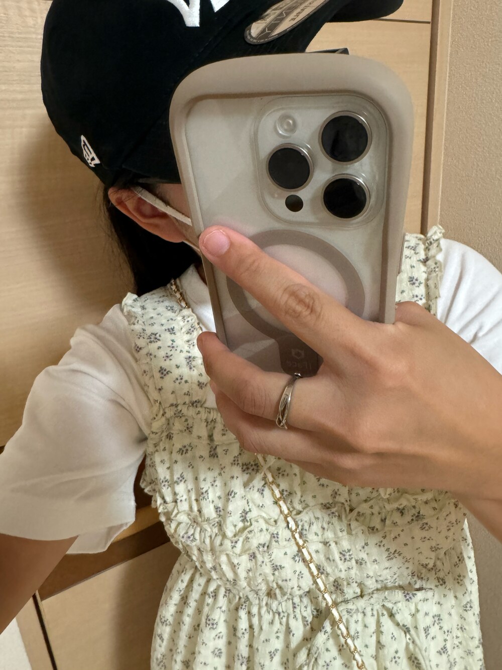 「classicalelfのカジュアル可愛いが際立つ。綿100%バックハートロゴグラフィックプリントTシャツ（Tシャツ/カットソー、ホワイト系）」を使った、夏紀さん（レディース・158cm）の夏コーディネートの1枚目の写真