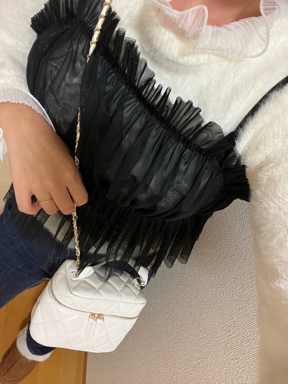 「moment+のリボンキャミソール（キャミソール、ブラック系）」を使った、夏紀さん（レディース・156cm）の冬コーディネートの1枚目の写真
