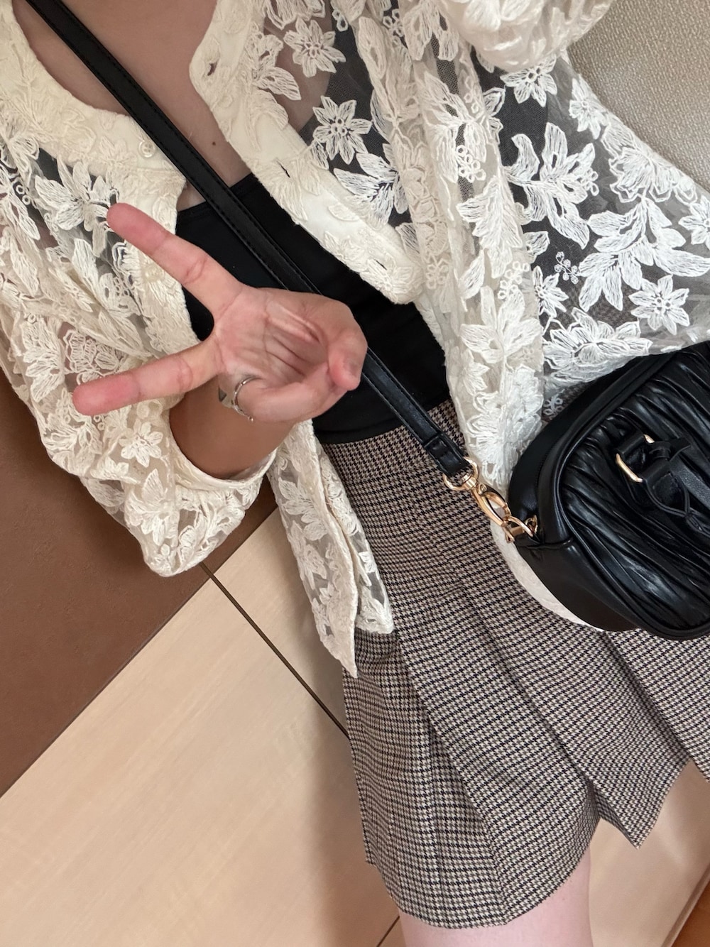 「moment+のフラワー刺繍レース クルーネックカーデブラウス（シャツ/ブラウス、ベージュ系）」を使った、夏紀さん（レディース・156cm）の夏コーディネートの1枚目の写真
