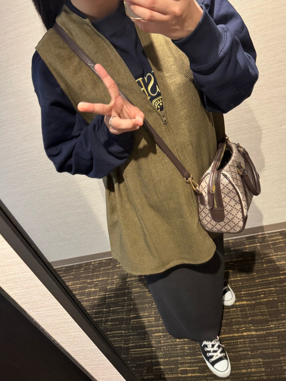 「LOWRYS FARMのＵＳＡウラケロゴプルオーバー 240578（スウェット、ブルー系）」を使った、夏紀さん（レディース・155cm）の春コーディネートの1枚目の写真