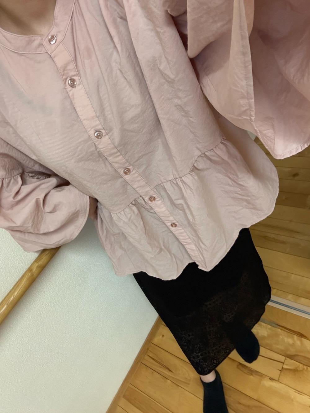 「LOWRYS FARMのバンドカラーシャツ８Ｓ 991518（シャツ/ブラウス、ピンク系）」を使った、夏紀さん（レディース・155cm）の春コーディネートの1枚目の写真
