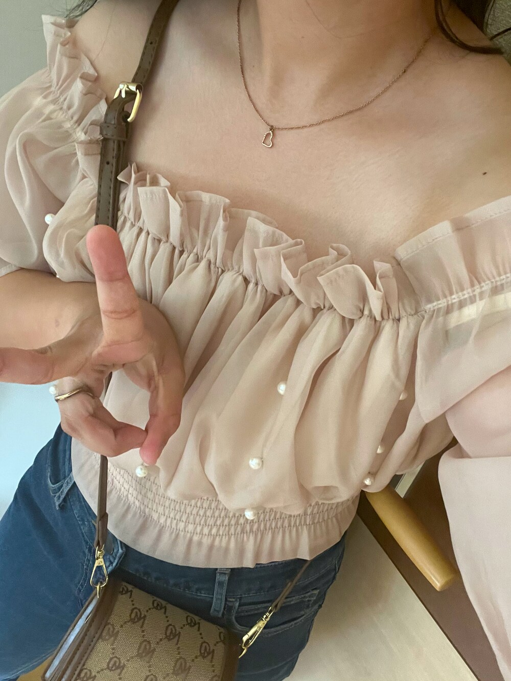 「オトナ女子、お出かけコーデ、シンプル、大人カジュアル、ラクチンコーデ」｜「ems exciteのバルーンスリーブパールBL（シャツ/ブラウス、ピンク系）」を使った、夏紀さん（レディース・155cm）の夏コーディネートの1枚目の写真