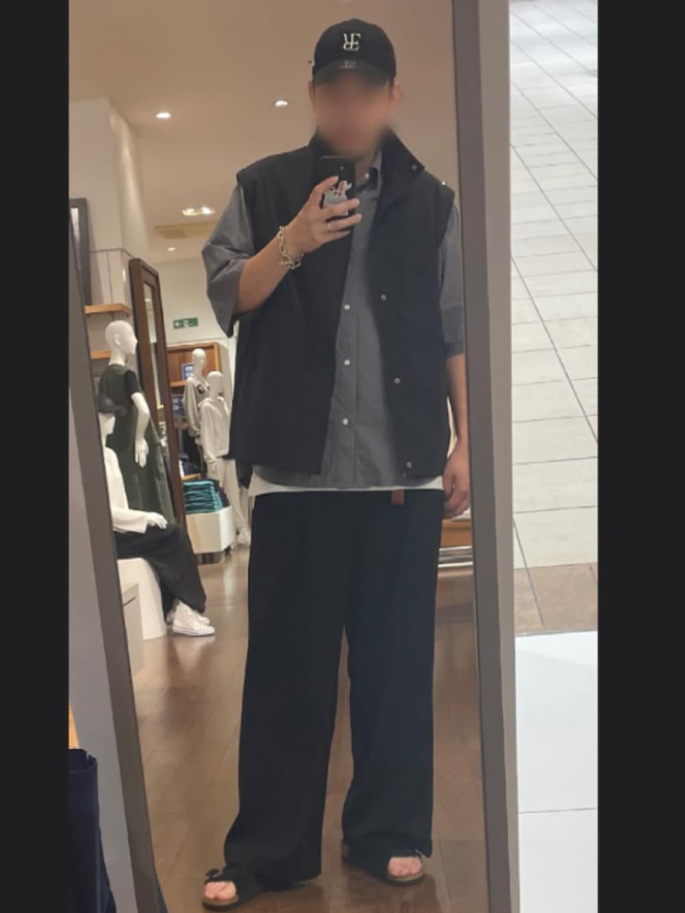 「アツいコーデ全部見せ、夏コーデ、remer、WYM、きれいめカジュアル、お洒落さんとつながりたい、シンプルスタイル、サンダル、ZOZOセール2023夏」｜「remerのloose UNKNOWN out tuck wide PT / ルーズアンノウンアウトタックワイドパンツ（その他パンツ、ブラック系）」を使った、sango0123さん（メンズ・185cm）の夏コーディネートの1枚目の写真