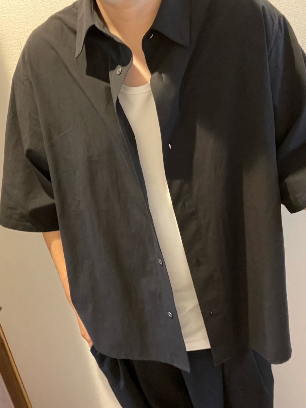 「remer、シンプル、メンズファッション、シンプルスタイル」｜「remerのloose soft cotton over shirt / ルーズソフトコットンオーバーシャツ ( half sleeve )（シャツ/ブラウス、ブラック系）」を使った、sango0123さん（メンズ・185cm）の夏コーディネートの1枚目の写真