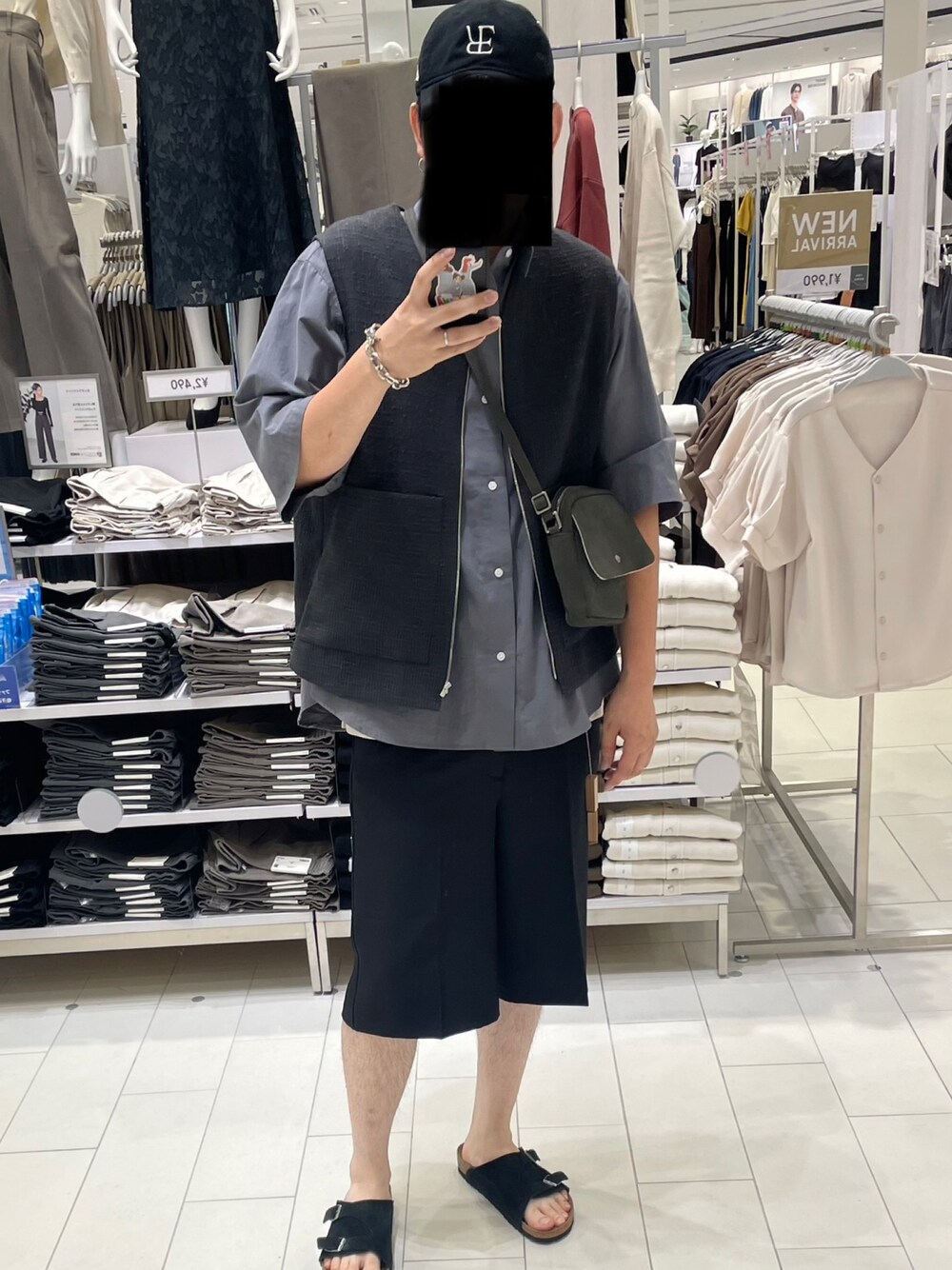 「シンプル、カジュアルコーデ、夏コーデ、休日スタイル、ビッグシルエット、ベスト、remer、LIDnM、birkenstock、サンダル」｜「BIRKENSTOCKのZurich Suede【レギュラー幅】ユニセックス（サンダル、ブラック系）」を使った、sango0123さん（メンズ・185cm）の夏コーディネートの1枚目の写真