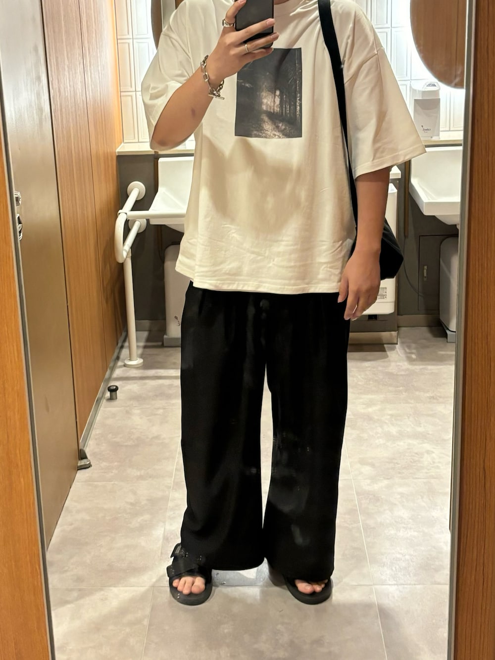 「アツいコーデ全部見せ、夏コーデ、プチプラ、夏だ！Tシャツ着よう！、休日コーデ、キレイめ、夏服、UNIQLO、シルバーアクセサリー、グラフィックＴ、スラックス、remer、オーバーサイズ、シンプルスタイル」｜「remerのloose strange graphic over Tee / ルーズストレンジグラフィックオーバーT（Tシャツ/カットソー、ホワイト系）」を使った、sango0123さん（メンズ・185cm）の夏コーディネートの1枚目の写真