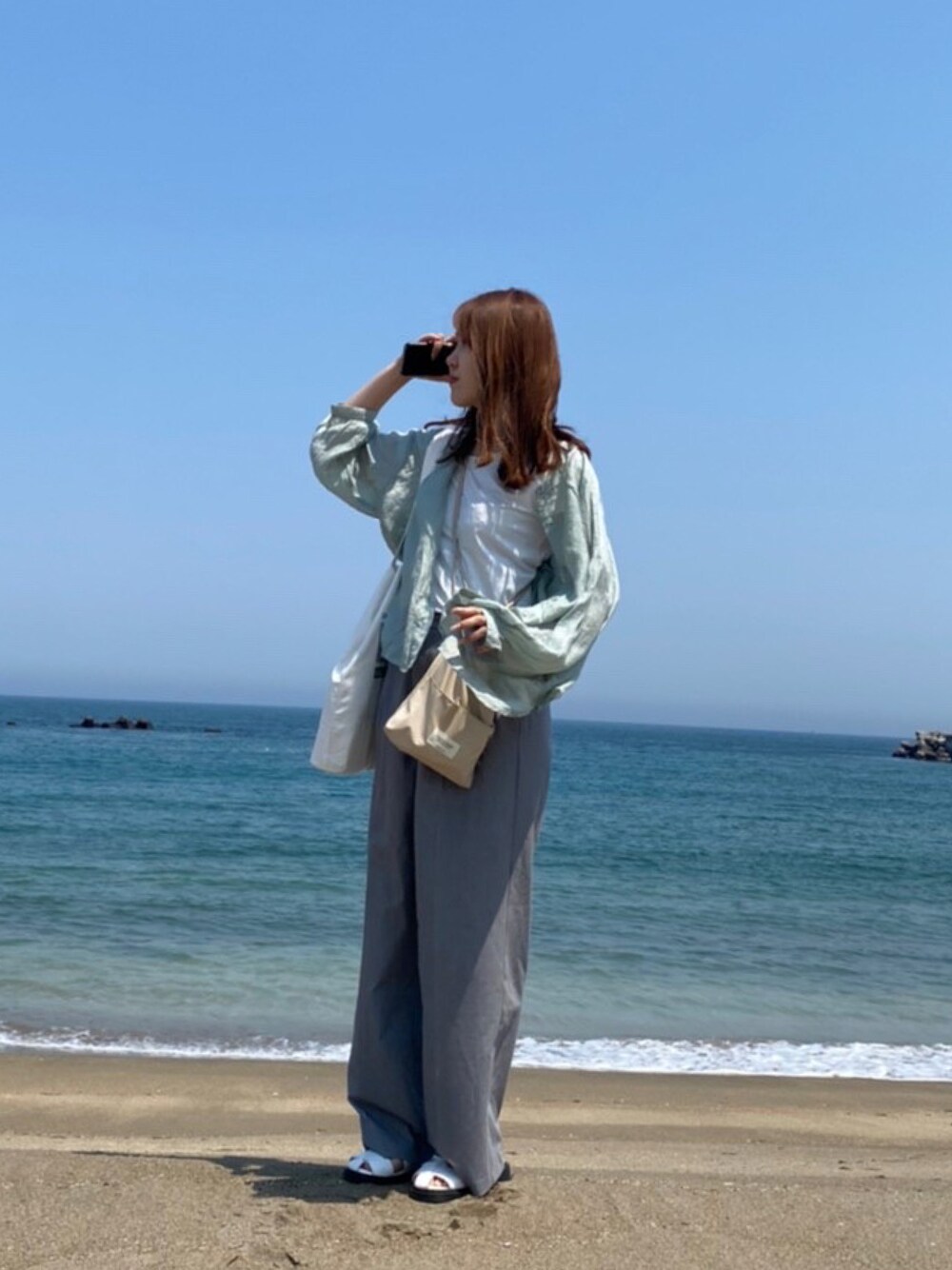 「休日スタイル、今日のコーデ、夏コーデ、シアーシャツ、グルカサンダル、海」｜「mysticのスラックスワイドパンツ（スラックス、グレー系）」を使った、yunaさん（レディース・162cm）の春コーディネートの1枚目の写真