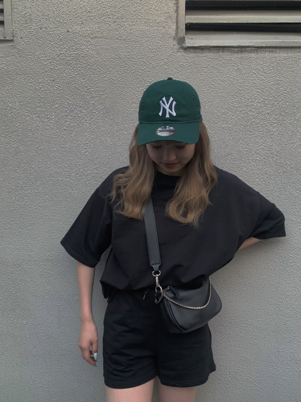 ブラック系のスウェットを着用したレディースの春コーディネートの1枚目の写真