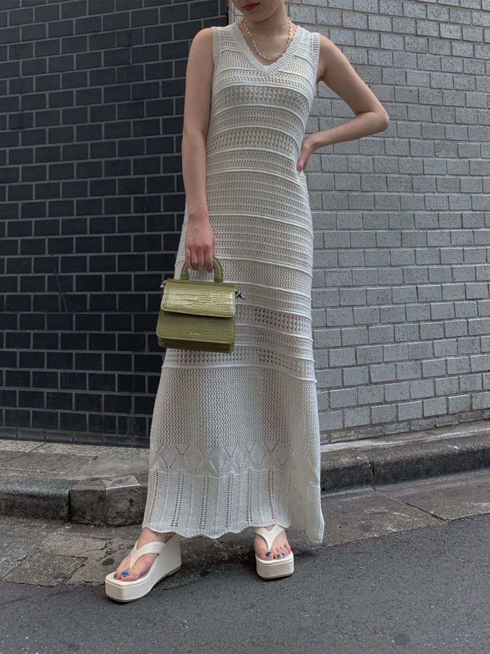 ホワイト系のワンピースを着用したレディースの夏コーディネートの1枚目の写真