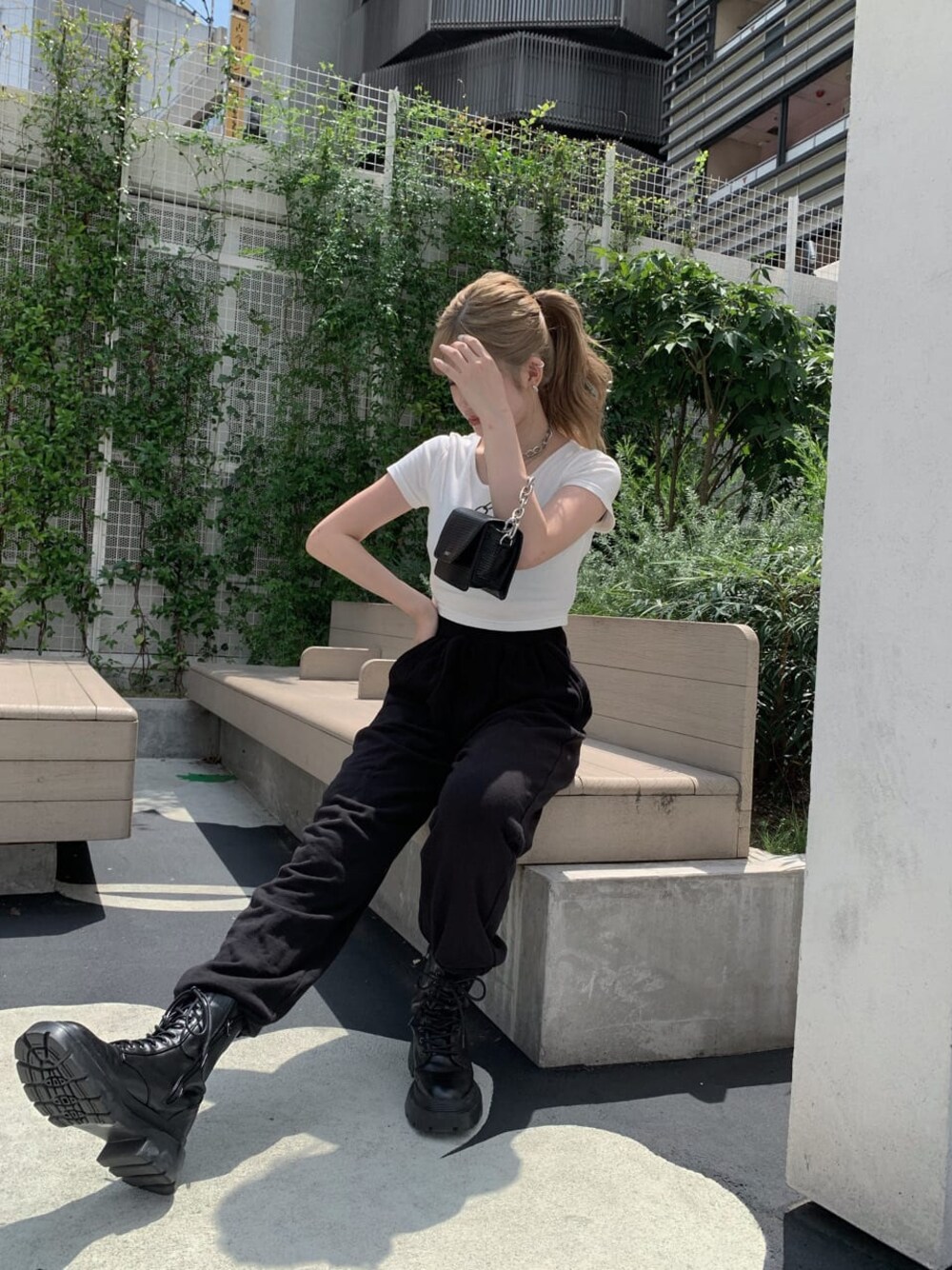 「EVRIS、スウェットパンツ、ブーツ、クロップド丈、モノトーン、#evris、#evrisコーデ、#ootd、162センチ、海外風コーデ、#ブラックコーデ、#モノトーンコーデ、3連ネックレス」｜「EVRISのスウェットテーパードパンツ（スウェットパンツ、ブラック系）」を使った、小林万由子さん（レディース・162cm）の夏コーディネートの1枚目の写真