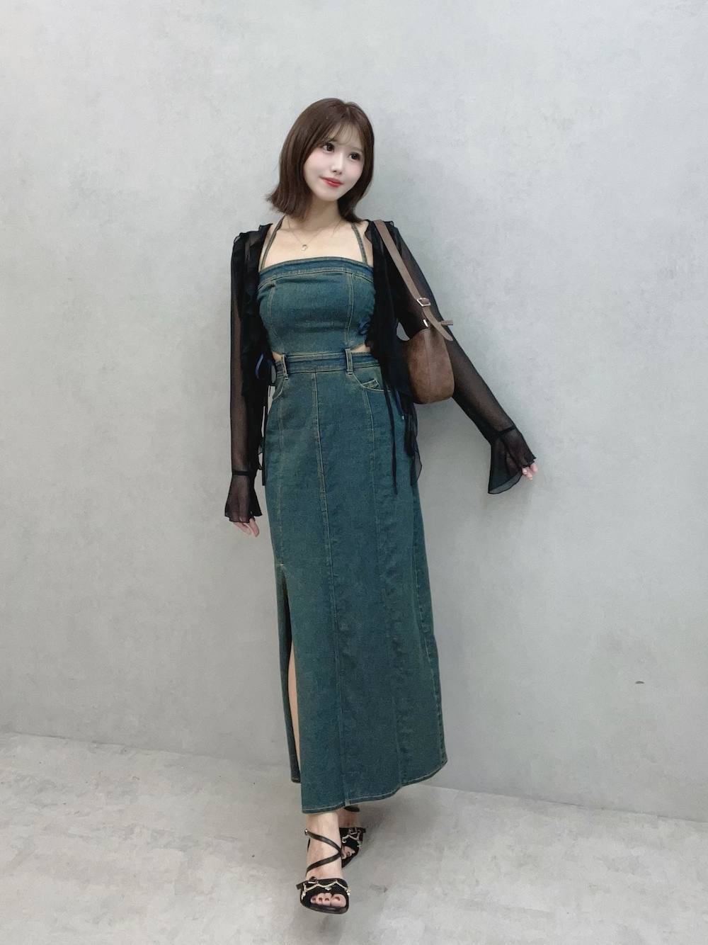 ブラック系のサンダル、ブルー系のワンピース、ブラウン系のショルダーバッグを着用したレディースの秋コーディネートの1枚目の写真