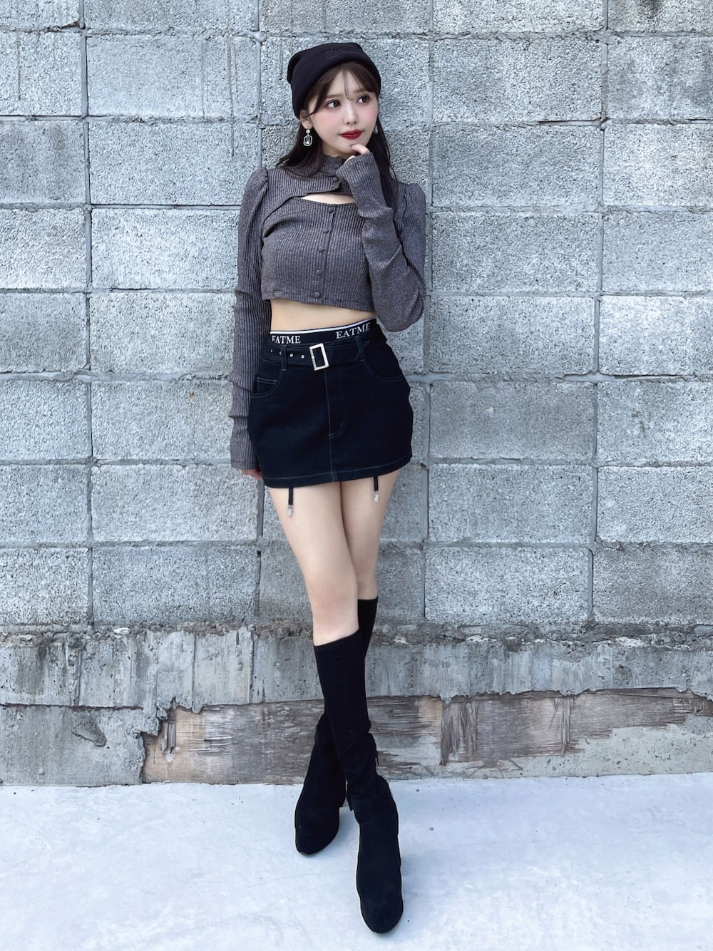 グレー系のTシャツ/カットソー、ブラック系のスカート、ブラック系のブーツを着用したレディースの秋コーディネートの1枚目の写真