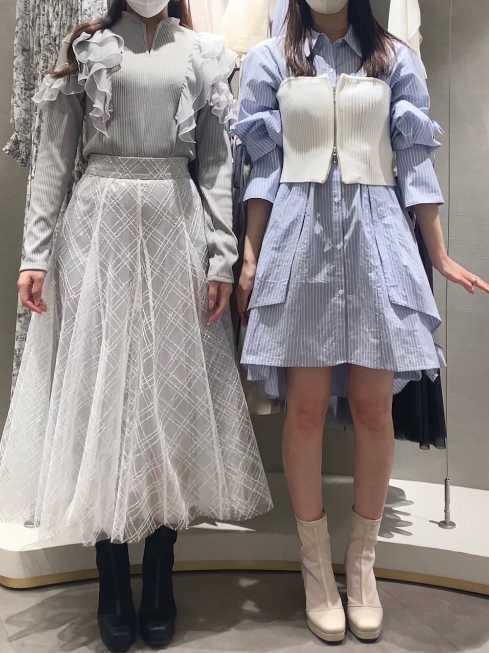 ブラック系のブーツ、ホワイト系のブーツ、ブルー系のシャツワンピースを着用したレディースの冬コーディネートの1枚目の写真