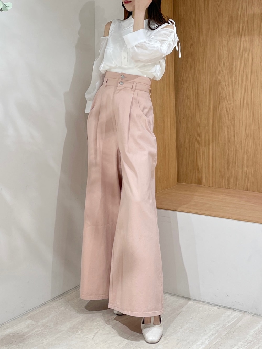 ホワイト系のシャツ/ブラウス、ピンク系のデニムパンツ、ホワイト系のパンプスを着用したレディースの春コーディネートの1枚目の写真