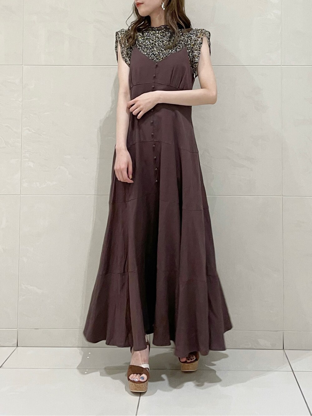 その他のサンダル、その他のシャツ/ブラウス、ブラウン系のワンピースを着用したレディースの春コーディネートの1枚目の写真