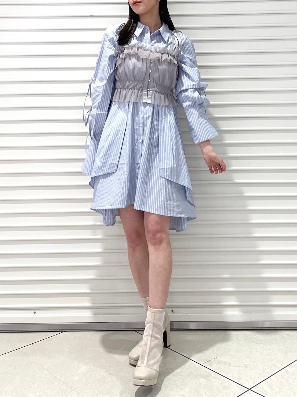 「dazzlin、ダズリン、シャツワンピース、ストライプシャツ、ビスチェ、メッシュブーツ、春コーデ、チュールビスチェ、青コーデ」｜「dazzlinのシアーショートブーツ（ブーツ、ホワイト系）」を使った、maiさん（レディース・160cm）の冬コーディネートの1枚目の写真
