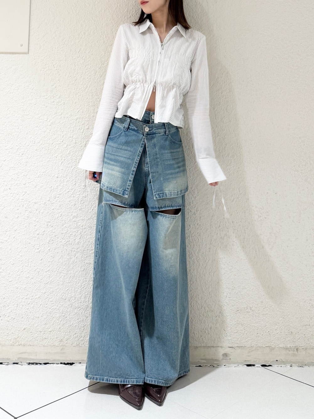 ブルー系のシャツ/ブラウス、ブラウン系のローファー、ブルー系のデニムパンツを着用したレディースの春コーディネートの1枚目の写真