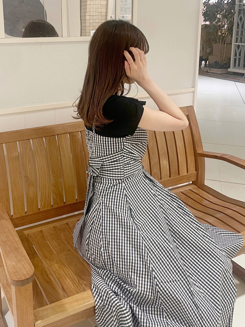 ブラック系のTシャツ/カットソー、その他のワンピース、ブラック系のサンダルを着用したレディースの夏コーディネートの1枚目の写真