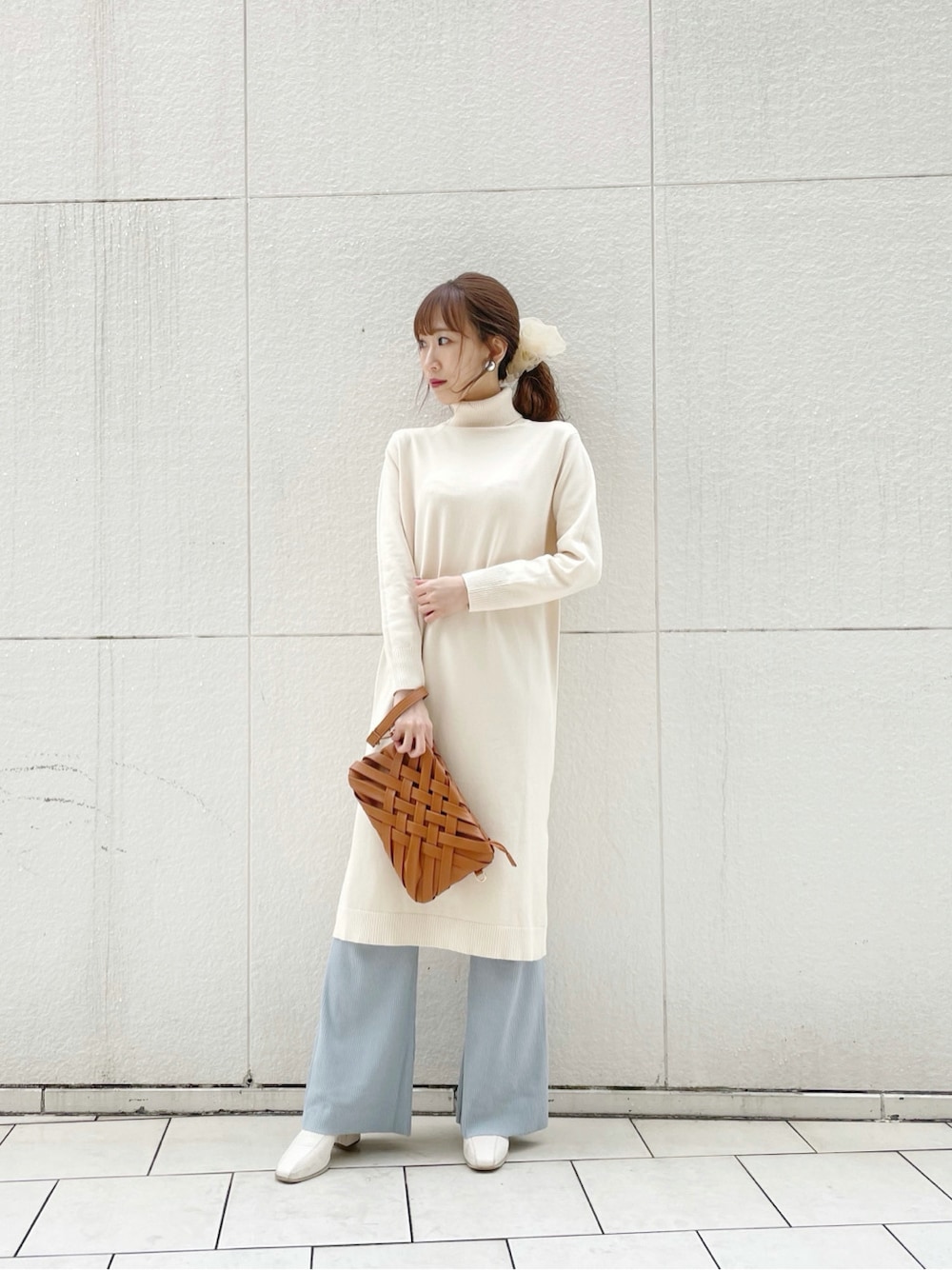 ブルー系のその他パンツ、ブラウン系のクラッチバッグ、ホワイト系のブーツを着用したレディースの冬コーディネートの1枚目の写真