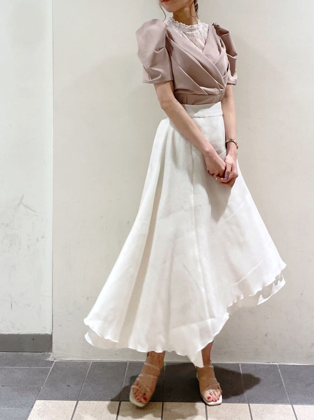 パープル系のサンダル、ベージュ系のスカート、ピンク系のTシャツ/カットソーを着用したレディースの春コーディネートの1枚目の写真