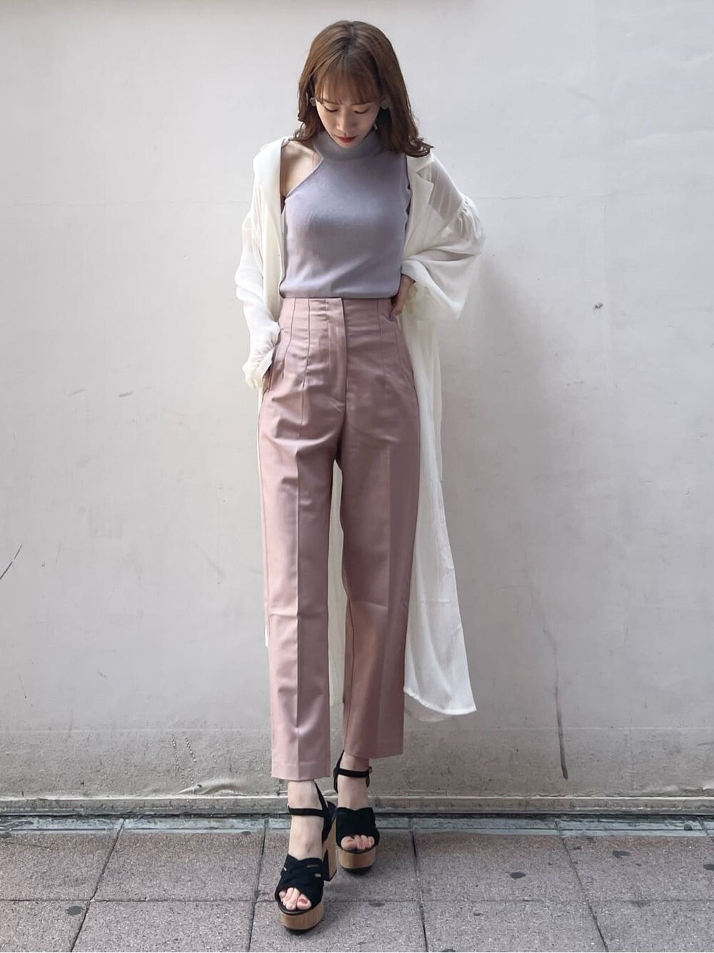 ブラック系のサンダル、ホワイト系のシャツ/ブラウス、パープル系のニット/セーターを着用したレディースの春コーディネートの1枚目の写真