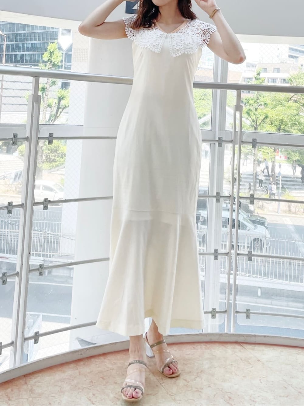 ホワイト系のワンピース、その他のサンダル、オレンジ系のニット/セーターを着用したレディースの夏コーディネートの1枚目の写真