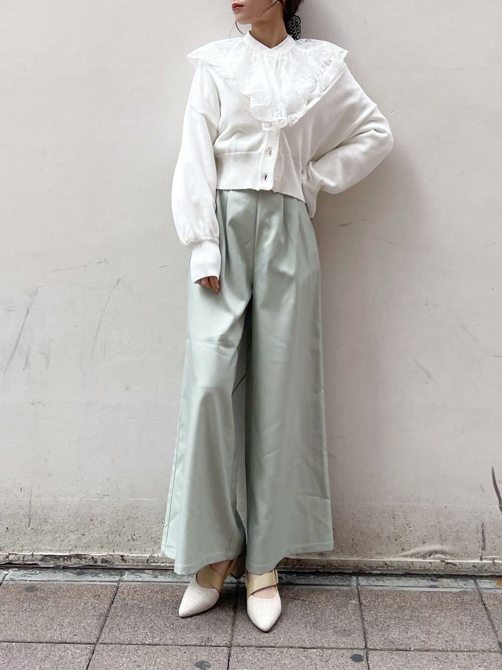 グリーン系のその他パンツ、ホワイト系のシャツ/ブラウス、ホワイト系のカーディガン/ボレロを着用したレディースの冬コーディネートの1枚目の写真