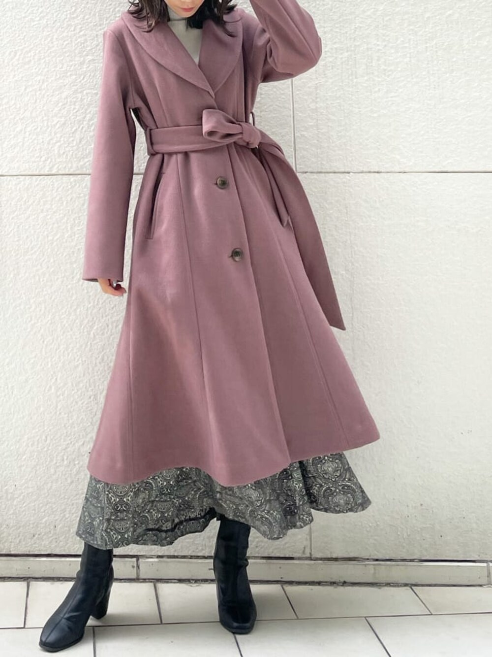 ピンク系のその他アウター、ブラック系のブーツ、ブラック系のスカートを着用したレディースの秋コーディネートの1枚目の写真