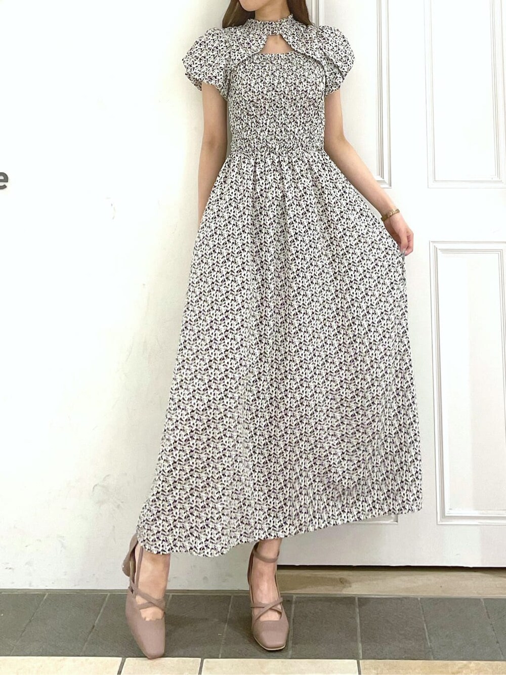 ホワイト系のワンピース、ピンク系のパンプスを着用したレディースの夏コーディネートの1枚目の写真