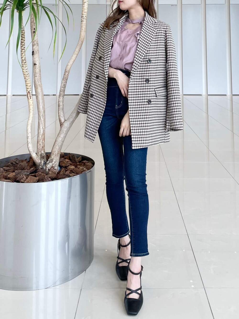 ピンク系のシャツ/ブラウス、ブラウン系のテーラードジャケット、ブラック系のパンプスを着用したレディースの秋コーディネートの1枚目の写真