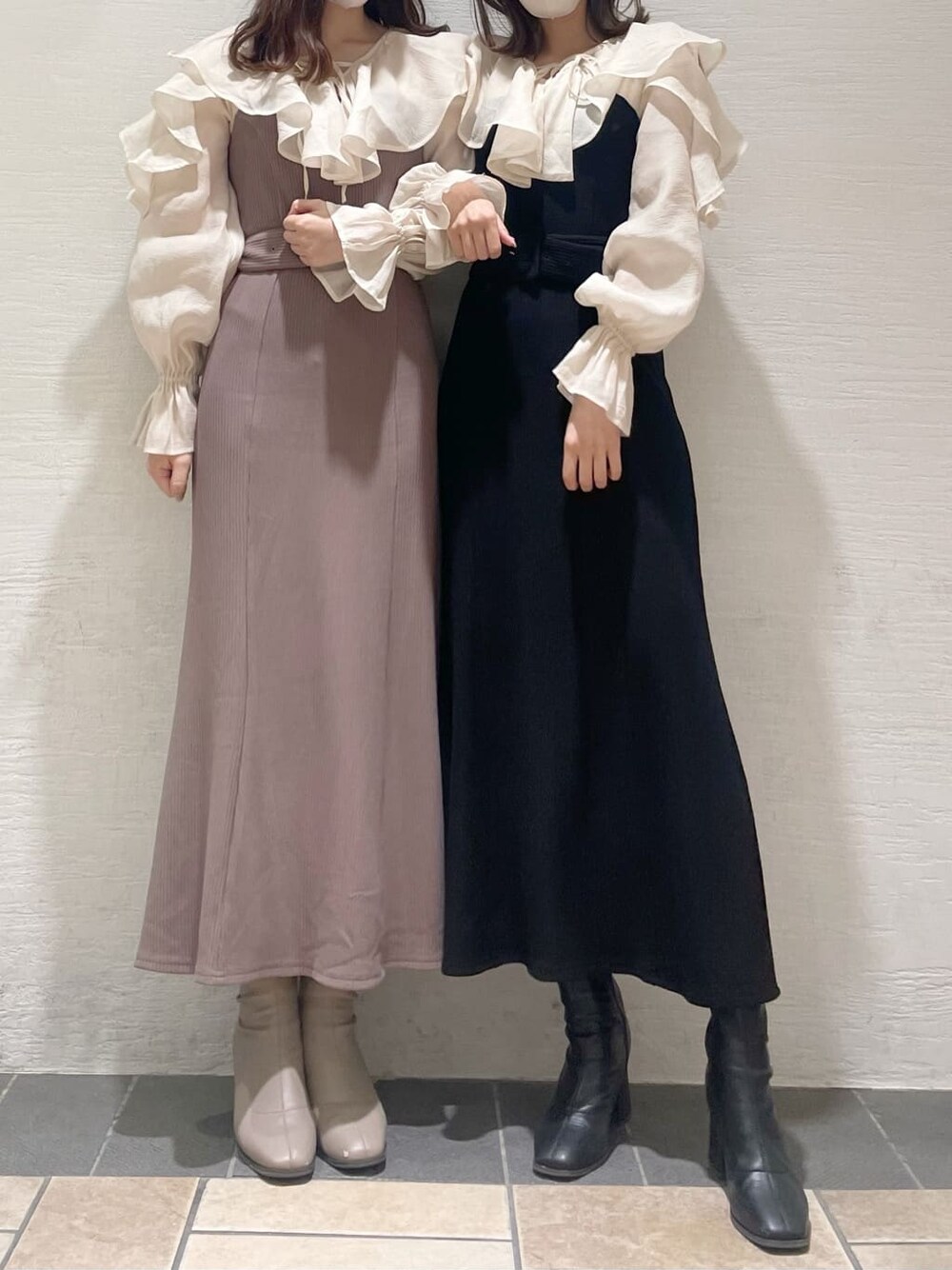 ベージュ系のブーツ、ブラック系のブーツ、ブラック系のワンピースを着用したレディースの秋コーディネートの1枚目の写真