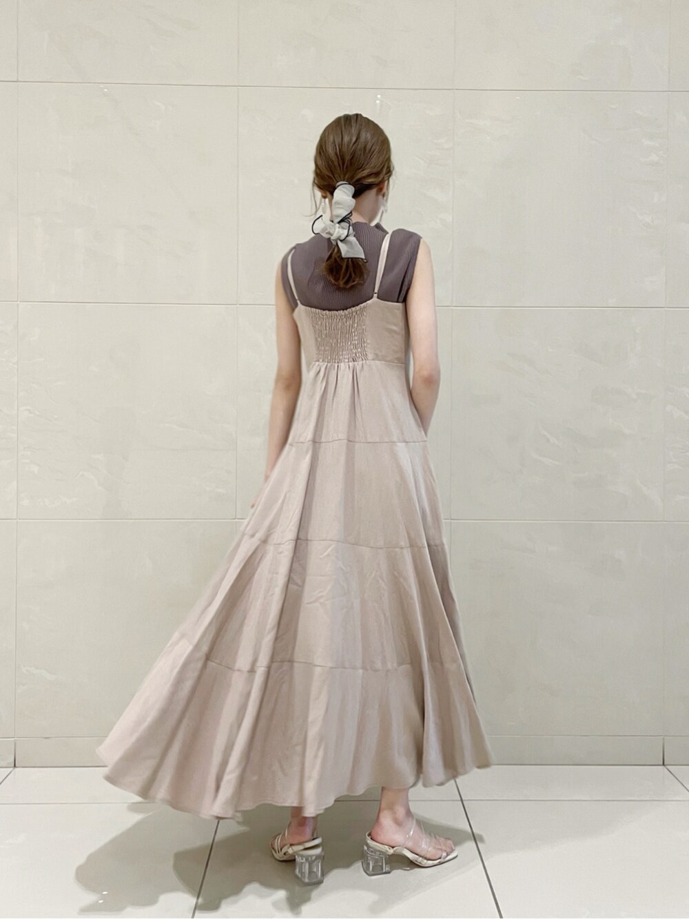 ベージュ系のワンピース、その他のサンダル、ベージュ系のニット/セーターを着用したレディースの春コーディネートの1枚目の写真